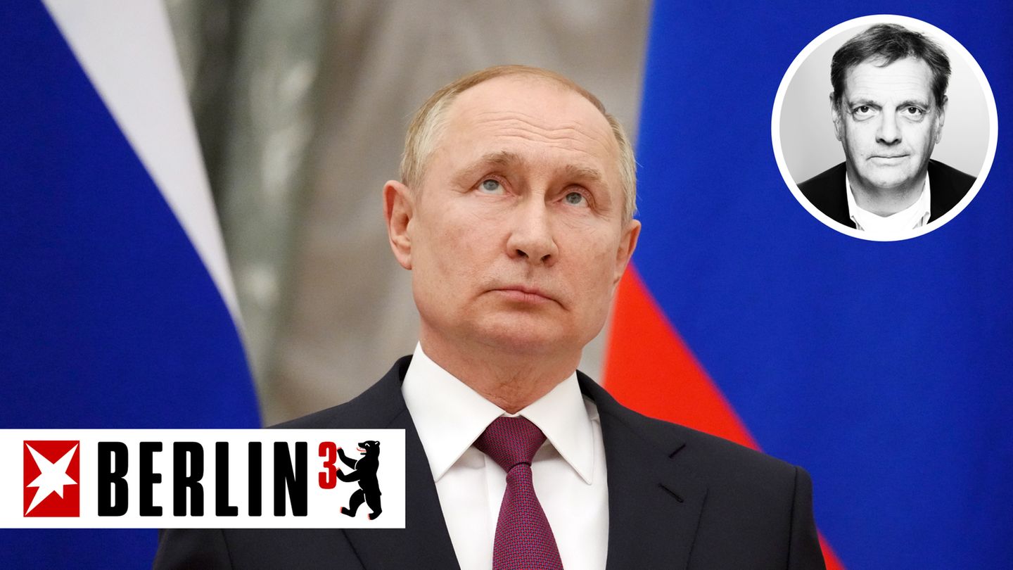 Kolumne: Wladimir Putin, vor der Flagge Russlands Wladimir Putin, vor der Flagge Russlands