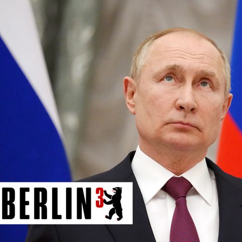 Wladimir Putin, vor der Flagge Russlands