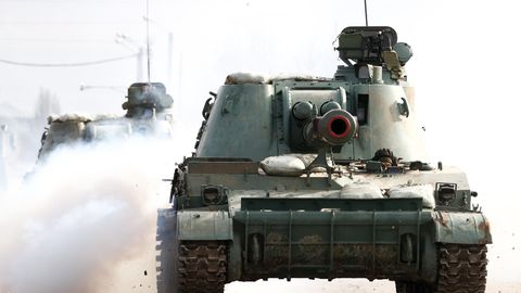 Eine Kolonne gepanzerter Fahrzeuge