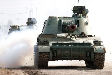Eine Kolonne gepanzerter Fahrzeuge