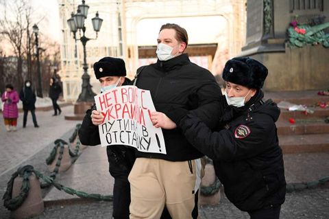 Moskau, Russland: Polizisten führen einen Demonstranten ab