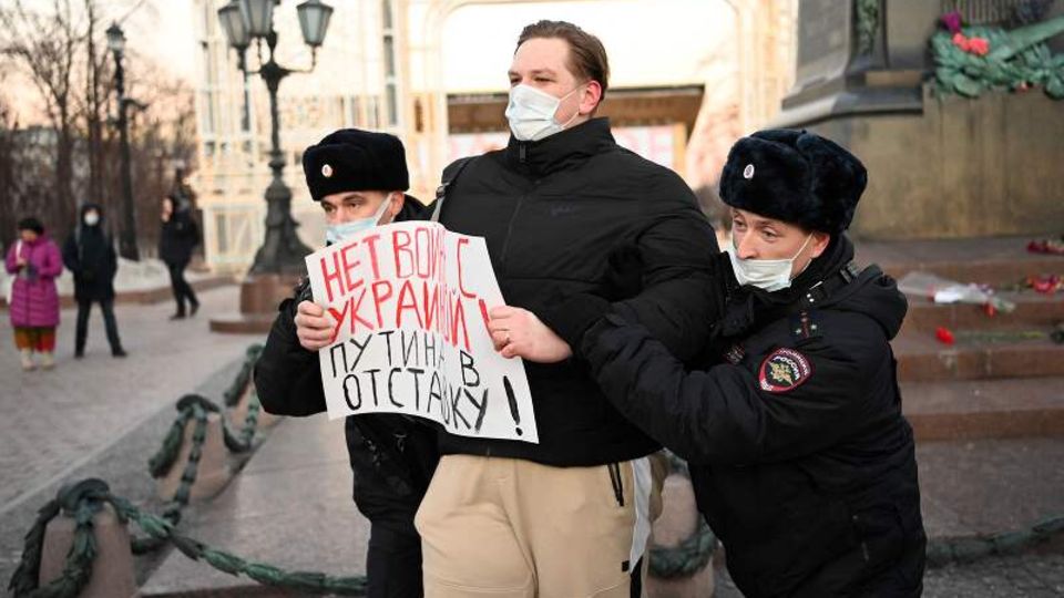 Moskau, Russland: Polizisten führen einen Demonstranten ab