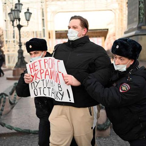 Moskau, Russland: Polizisten führen einen Demonstranten ab
