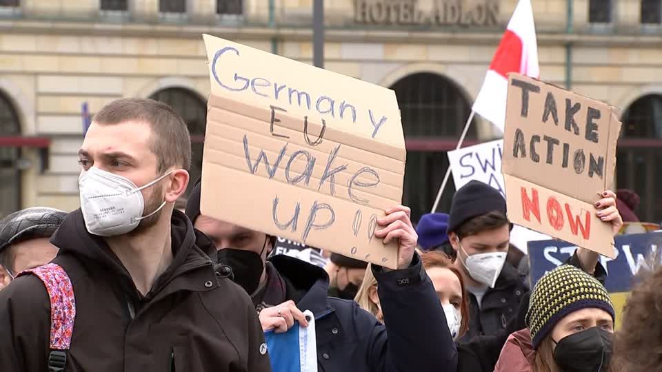Video: Ukrainer demonstrieren für Unterstützung gegen Putin Video: Ukrainer demonstrieren für Unterstützung gegen Putin