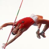 Leitathletik-Fans kennen seinen Namen bis heute: Zwischen 1983 und 1997 war Sergej Bubka im Stabhochsprung das Maß aller Dinge. Er wurde sechsmal in Folge Weltmeister und 1988 in Seoul Olympiasieger. Sagenhafte 35 Weltrekorde stellte er in seiner Karriere auf und sprang 43 Mal bei Wettkämpfen über die 6-Meter-Marke. Geboren wurde der Ausnahmesportler 1963 in der ostukrainischen Stadt Luhansk, die bis 1991 zur Sowjetunion gehörte. Seit 2005 ist Bubka Vorsitzender des Nationalen Olympischen Komitees der Ukraine. 