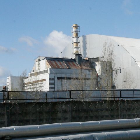 Ein Schutzbau bedeckt den explodierten Reaktor im Kernkraftwerk Tschernobyl