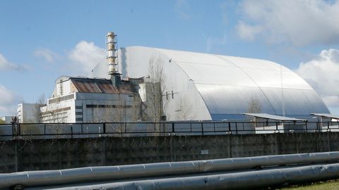 Ein Schutzbau bedeckt den explodierten Reaktor im Kernkraftwerk Tschernobyl