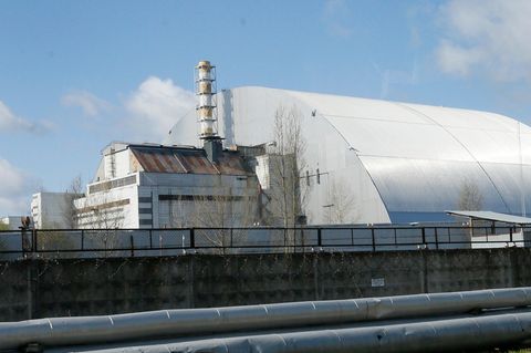 Ein Schutzbau bedeckt den explodierten Reaktor im Kernkraftwerk Tschernobyl