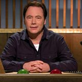 Moderator Michael "Bully" Herbig sitzt vor einem roten und einem grünen Button