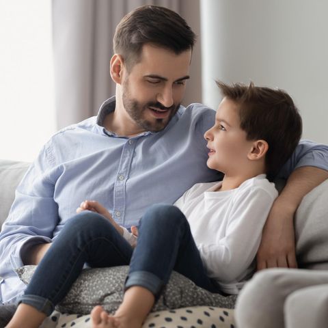 Ein Vater spricht mit seinem Sohn
