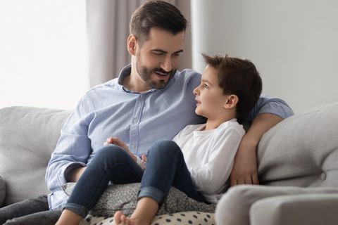 Ein Vater spricht mit seinem Sohn