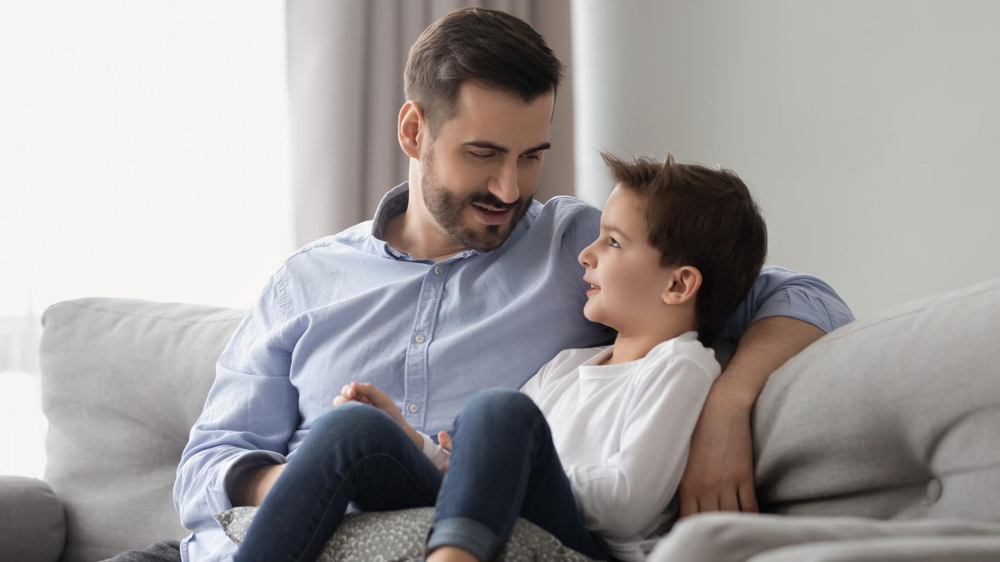 Kindern den Krieg erklären Ein Vater spricht mit seinem Sohn