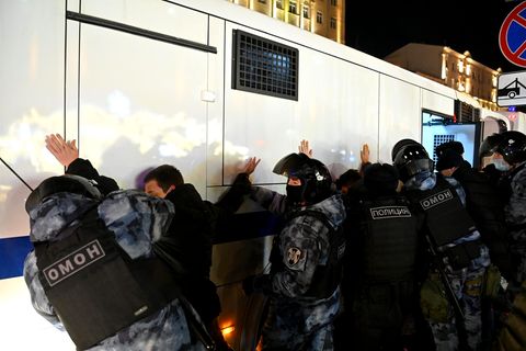 Russland, Moskau: Anti-Kriegs-Demonstranten werden festgenommen 