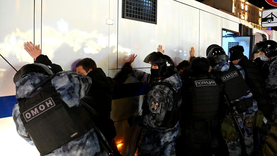 Russland, Moskau: Anti-Kriegs-Demonstranten werden festgenommen 