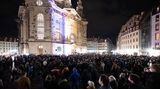 Teilnehmer stehen während einer Kundgebung auf dem Neumarkt in Dresden