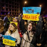 Demonstrierende zeigen ihre Solidarität mit der Ukraine vor der russischen Botschaft in Warschau