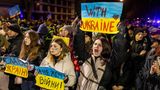 Demonstrierende zeigen ihre Solidarität mit der Ukraine vor der russischen Botschaft in Warschau