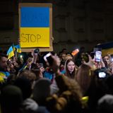 "Russia Stop" steht auf einem der Schilder der Demonstrierenden in Wien