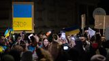 "Russia Stop" steht auf einem der Schilder der Demonstrierenden in Wien