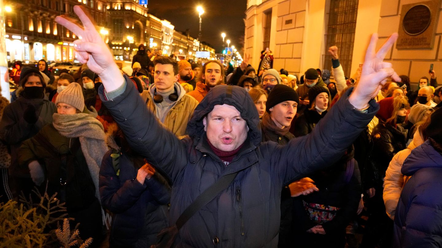 Menschen demonstrieren gegen den Angriff Russlands auf die Ukraine