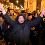 Menschen demonstrieren gegen den Angriff Russlands auf die Ukraine