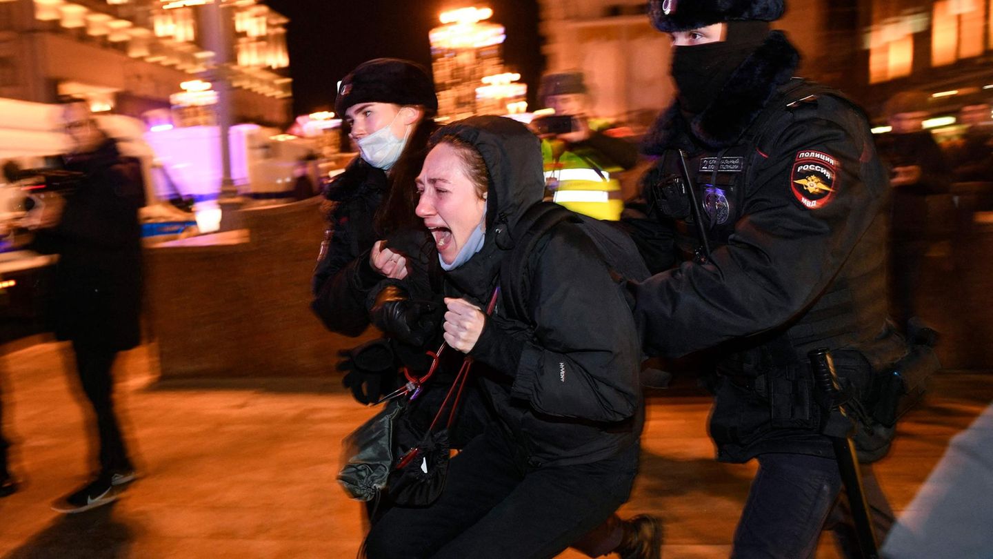 Sicherheitskräfte nehmen eine Frau in Moskau fest