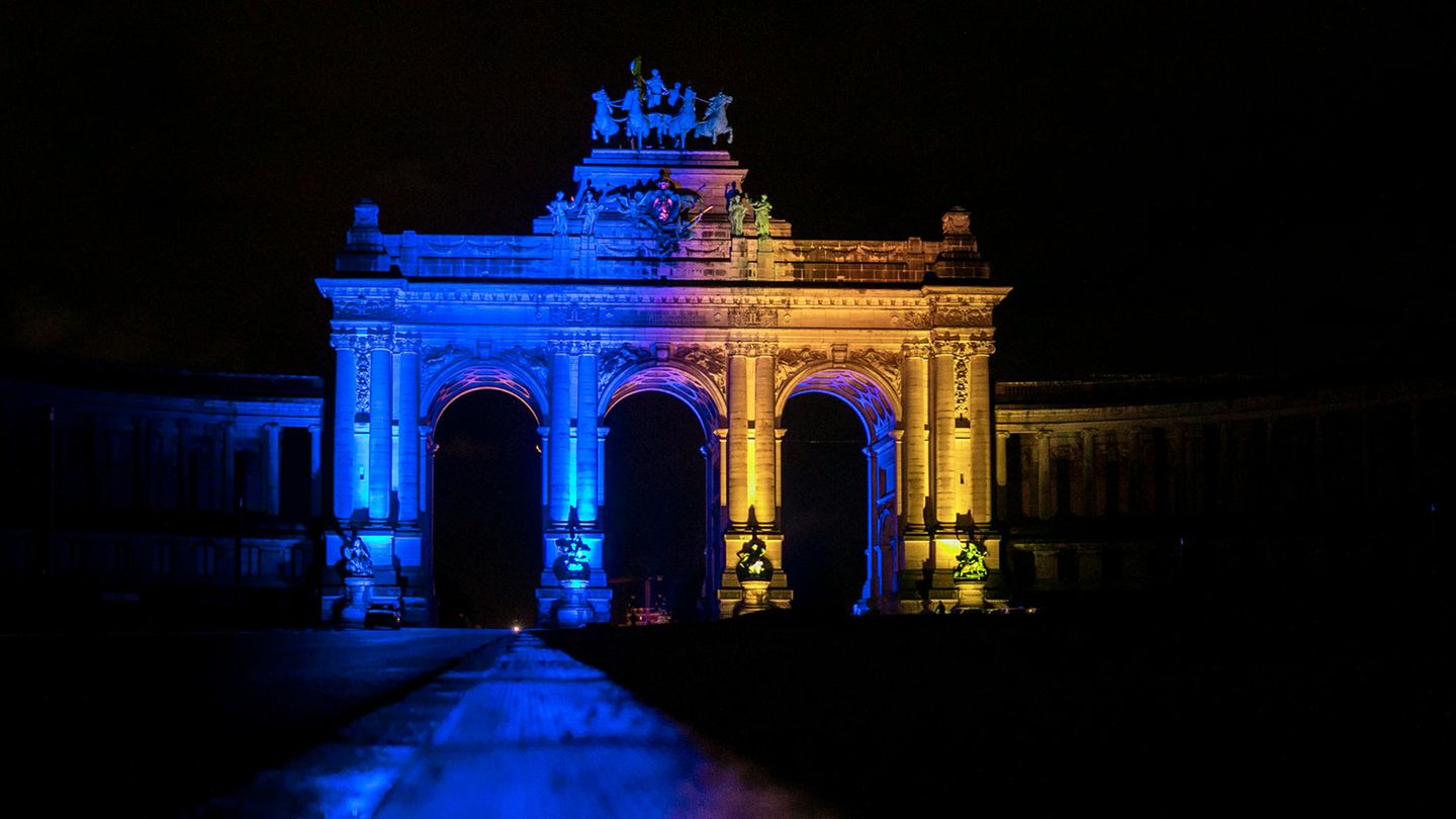 Der Triumphbogen im Jubelpark in Brüssel leuchtet in Gelb und Blau als Ausdruck der Solidarität mit der Ukraine