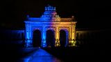 Der Triumphbogen im Jubelpark in Brüssel leuchtet in Gelb und Blau als Ausdruck der Solidarität mit der Ukraine