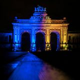 Der Triumphbogen im Jubelpark in Brüssel leuchtet in Gelb und Blau als Ausdruck der Solidarität mit der Ukraine