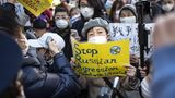 Demonstrierende nahe der russischen Botschaft in Tokio