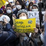 Demonstrierende nahe der russischen Botschaft in Tokio