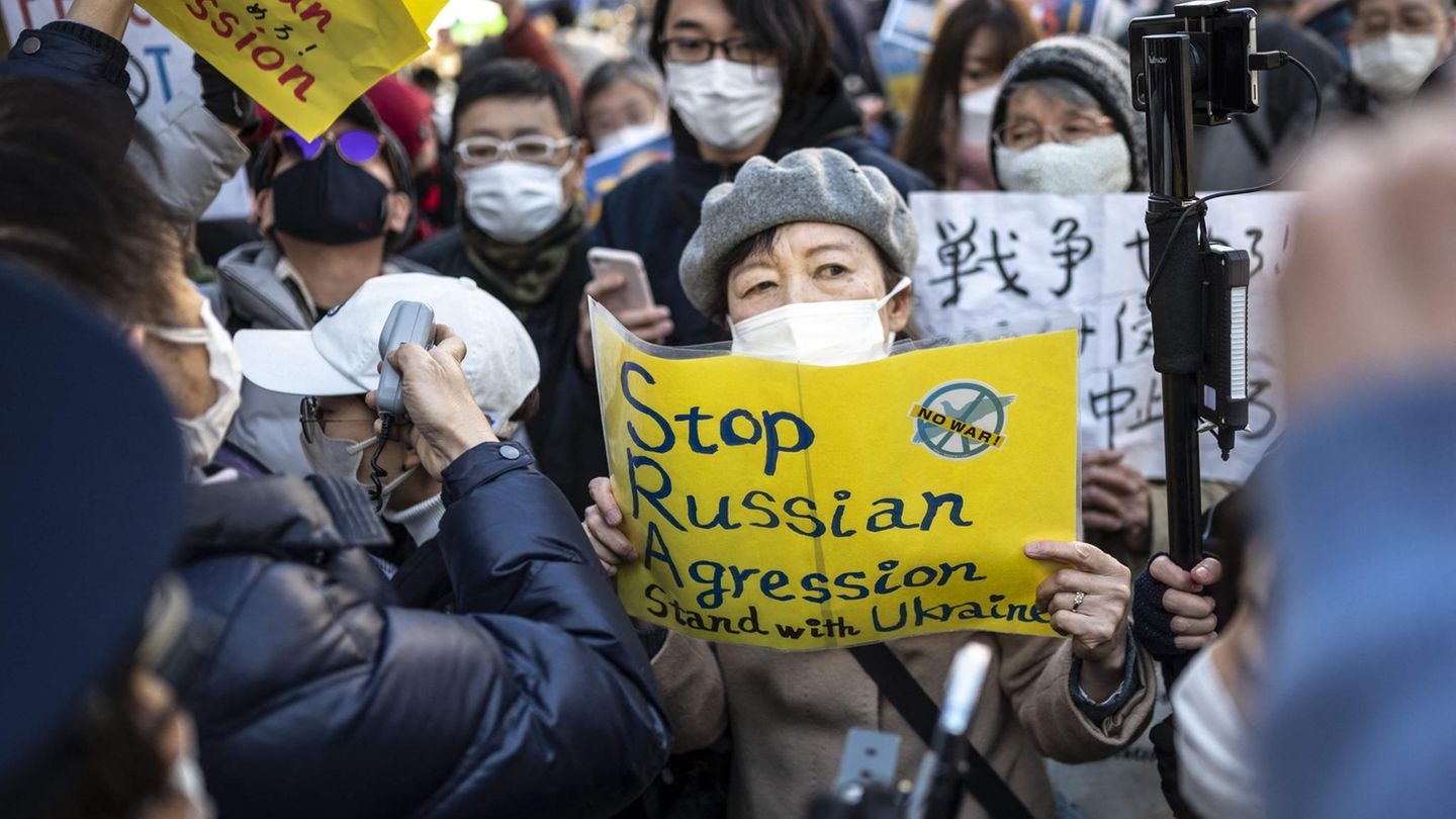 Demonstrierende nahe der russischen Botschaft in Tokio