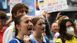 Menschen mit ukrainischem und russischem Hintergrund demonstrieren in der australischen Metropole Sydney