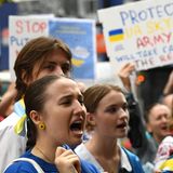 Menschen mit ukrainischem und russischem Hintergrund demonstrieren in der australischen Metropole Sydney