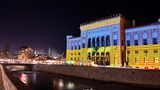 Das Rathaus von Sarajevo wird in den Farben der ukrainischen Flagge angestrahlt