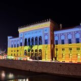 Das Rathaus von Sarajevo wird in den Farben der ukrainischen Flagge angestrahlt