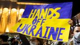 "Hände weg von der Ukraine" fordert eine Demonstrantin