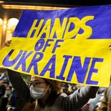 "Hände weg von der Ukraine" fordert eine Demonstrantin