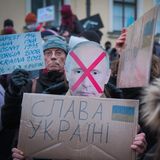 Vor der russischen Botschaft in Helsinki demonstrieren Menschen, die sich mit der Ukraine solidarisieren