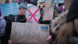 Vor der russischen Botschaft in Helsinki demonstrieren Menschen, die sich mit der Ukraine solidarisieren