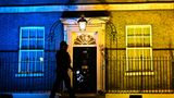 Die Downing Street Nummer 10, Sitz des britischen Premierministers, wird in den ukrainischen Nationalfarben erleuchtet