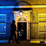 Die Downing Street Nummer 10, Sitz des britischen Premierministers, wird in den ukrainischen Nationalfarben erleuchtet