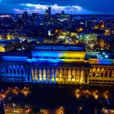 Die St. Georges Hall leuchtet in Gelb und Blau als Ausdruck der Solidarität mit der Ukraine nach dem Einmarsch Russlands.