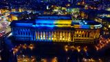 Die St. Georges Hall leuchtet in Gelb und Blau als Ausdruck der Solidarität mit der Ukraine nach dem Einmarsch Russlands.