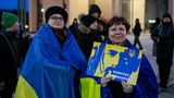 Zwei Frauen solidarisieren sich mit der Ukraine nahe dem Parlament des baltischen Landes