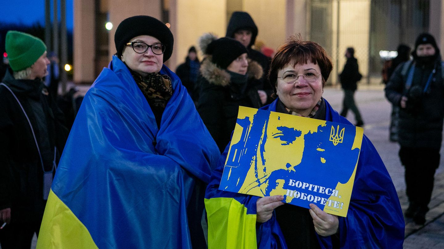 Zwei Frauen solidarisieren sich mit der Ukraine nahe dem Parlament des baltischen Landes