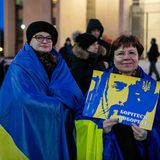 Zwei Frauen solidarisieren sich mit der Ukraine nahe dem Parlament des baltischen Landes