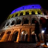 Das Kolosseum in Rom wird mit der ukrainischen Nationalflagge erleuchtet