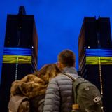 Auch das Rathaus der norwegischen Hauptstadt Oslo wird mit der ukrainischen Flagge angestrahlt
