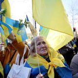 Ukrainische Bürger:innen protestieren vor der russischen Botschaft gegen den russischen Militäreinsatz in der Ukraine.